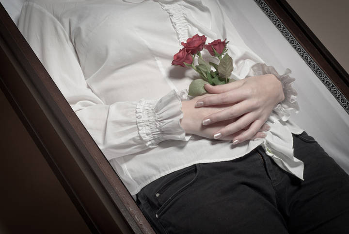 FQUEM ATENTOS: Mulher dada como morta por Covid-19 se levanta do caixão em velório