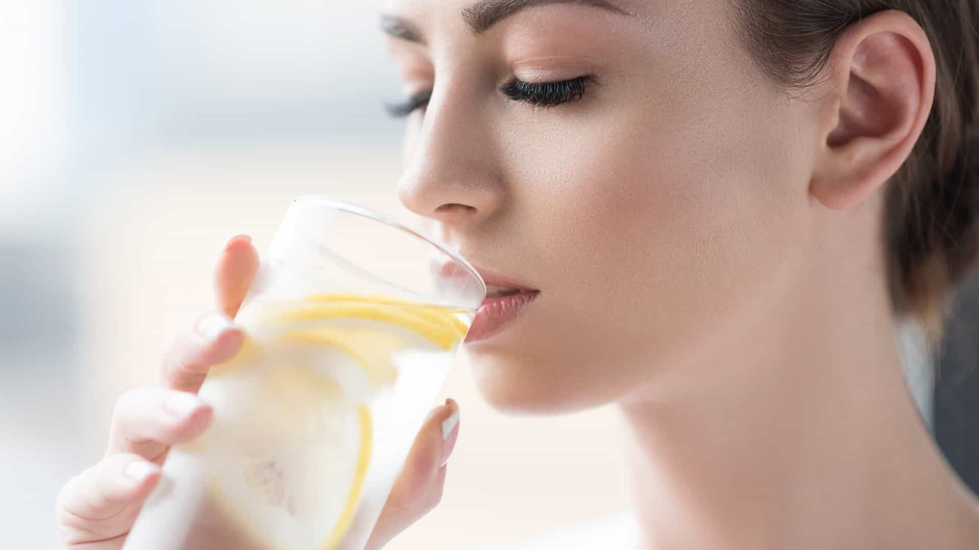 SAÚDE: Conheça os efeitos surpreendentes de beber água com limão