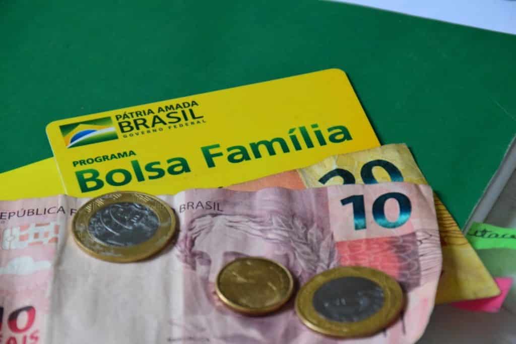 Governo Federal avalia pagar R$ 400 até o fim de 2022 em Bolsa Família e auxílio emergencial