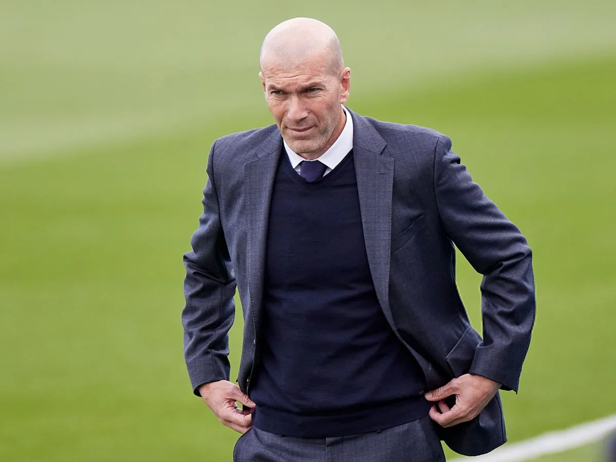 Zidane poderá ser o novo técnico do PSG; diz rádio francesa