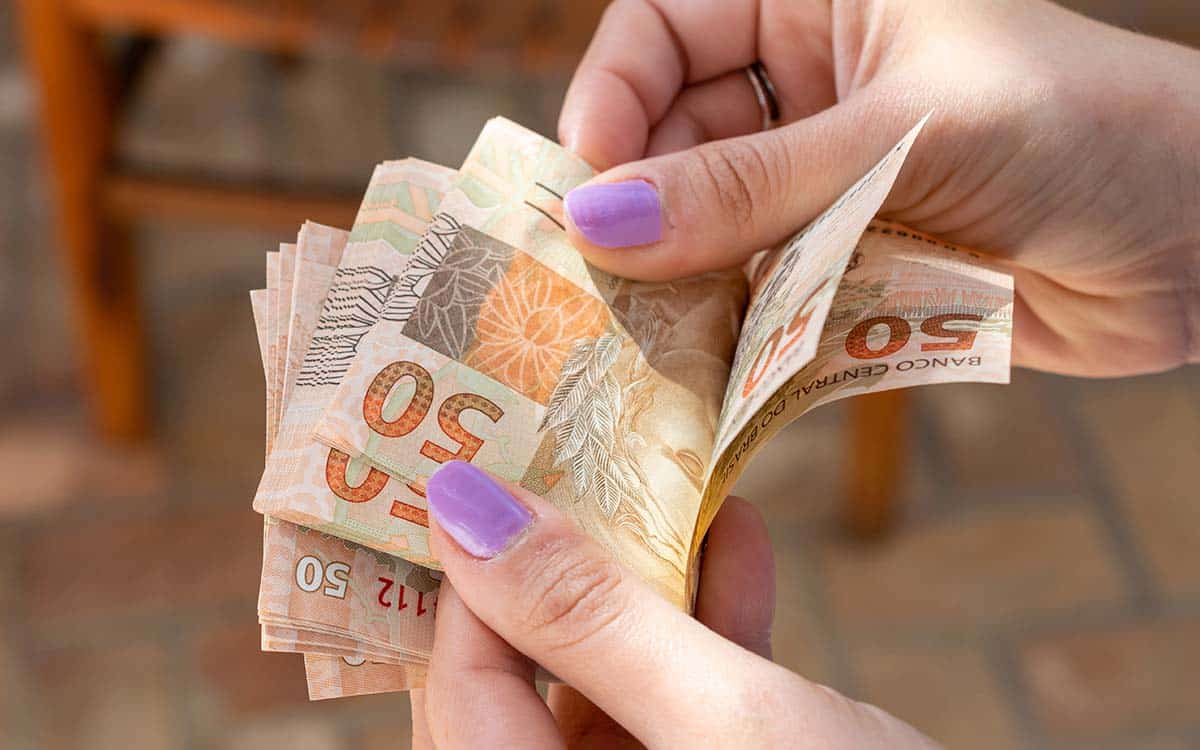 Auxílio de R$ 1.200 para mães solteiras e chefes de família vai ser liberado? saiba mais
