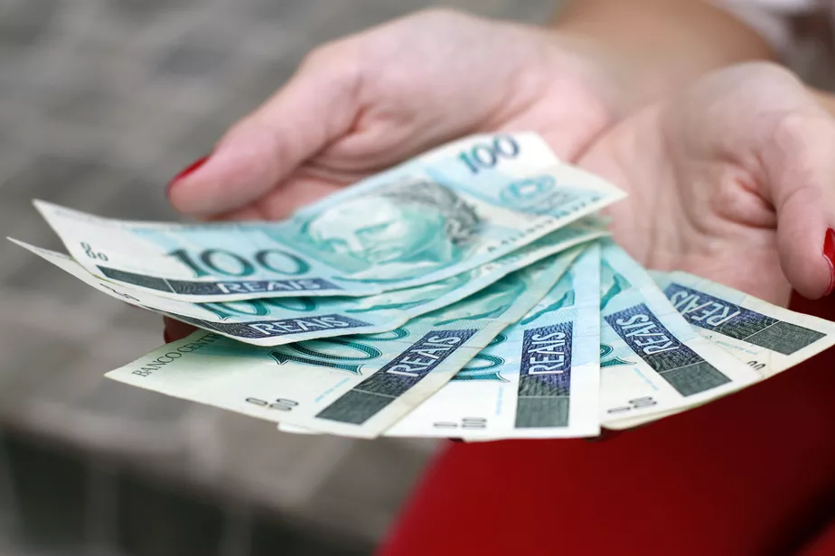 Brasileiros poderão receber mais de R$ 720 em auxílios neste mês de agosto; confira
