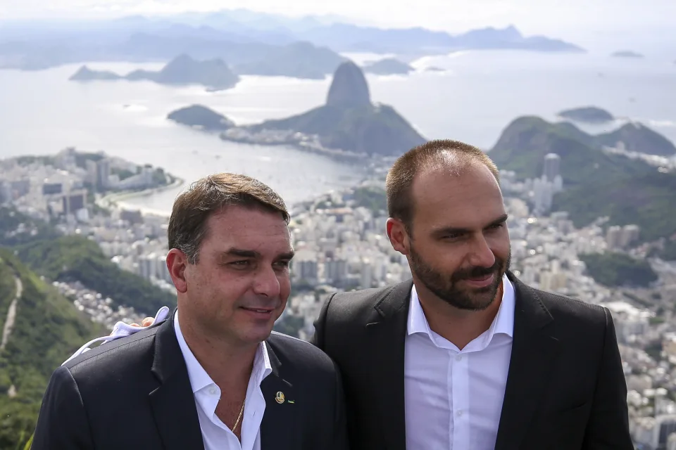 Flávio e Eduardo Bolsonaro buscam cidadania italiana em embaixada, diz blog