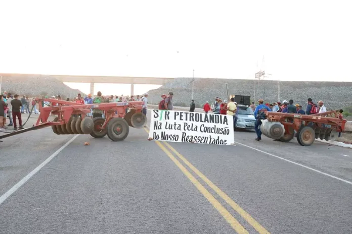 Manifestantes bloqueiam a BR-316 entre as cidades de Petrolândia-PE  e Floresta-PE e cobram urgência na solução da crise hídrica nos Projetos Irrigados do Sistema Itaparica; vídeo e fotos