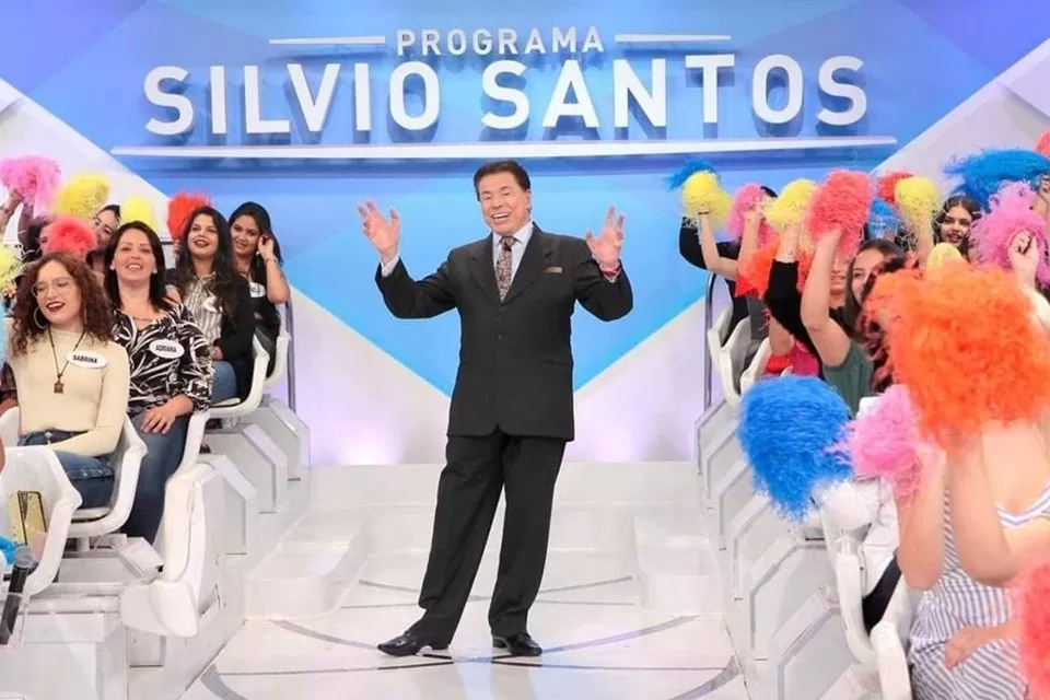 Silvio Santos tira maior prêmio de cantora negra no SBT