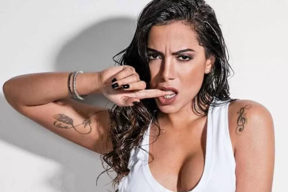 Anitta quebra silêncio sobre conflito com Léo Dias: “Quero dar o fim nessas ameaças”; vídeo