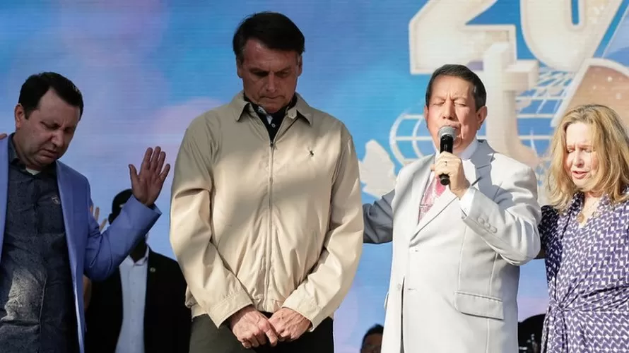 Após críticas, Bolsonaro diz que deve vetar parte de perdão bilionário a igrejas