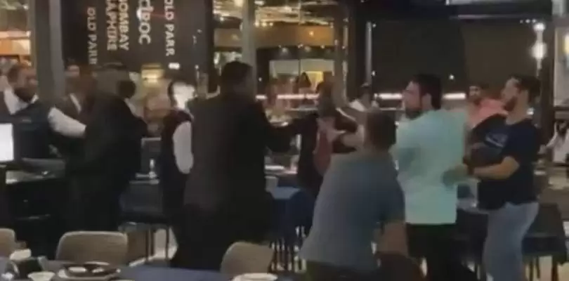 Homem manda champanhe para mulher casada e acaba causando pancadaria em bar; veja vídeo