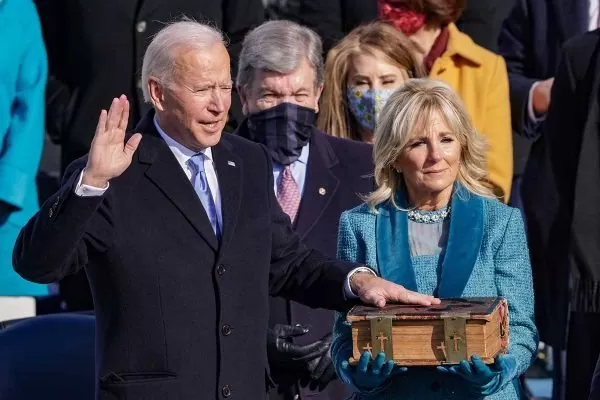 Joe Biden faz juramento e é empossado como presidente dos EUA