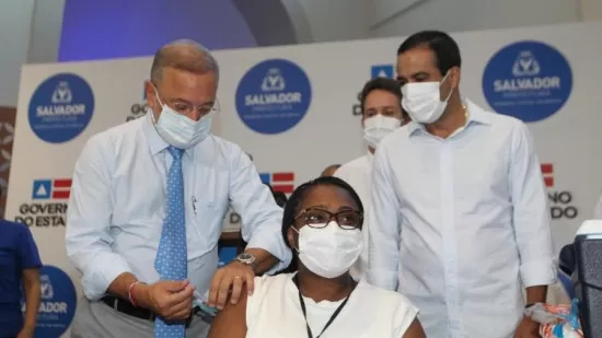Primeira mulher vacinada contra Covid-19 na Bahia está internada por complicações da doença