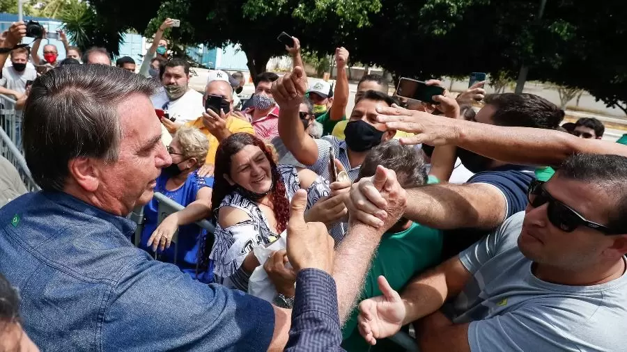 Bolsonaro volta a causar aglomeração em visita ao Nordeste; vídeo