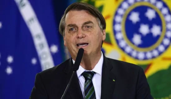 Bolsonaro diz ter cheque de R$ 20 bilhões para comprar vacina contra Covid-19