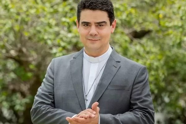 MEDO: Influência de padre Robson resiste e causa medo na capital da fé em Goiás