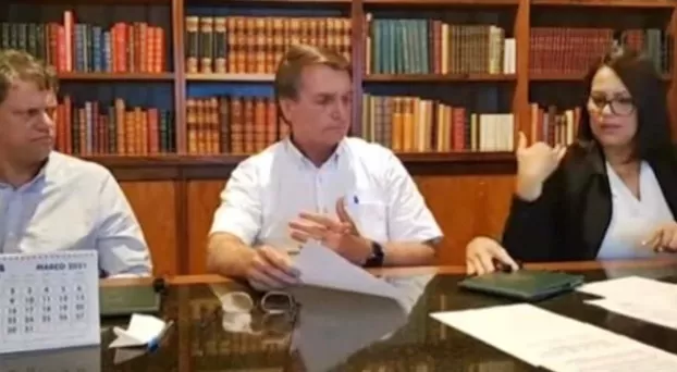 Vídeo: mão misteriosa surge de repente em live e assusta Bolsonaro