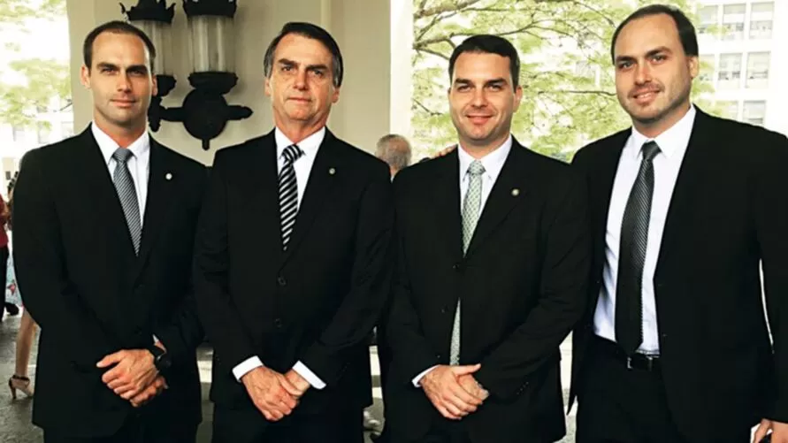 CORRUPÇÃO: Bolsonaro tem todos os filhos sob investigações da PF e da Justiça
