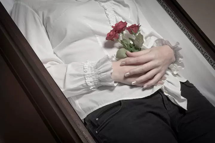 FIQUEM ATENTOS: Mulher dada como morta por Covid-19 se levanta do caixão em velório