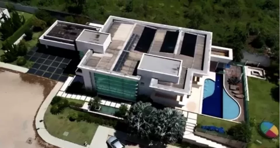 E PODE? Polícia Parlamentar faz escolta da nova mansão de Flávio Bolsonaro