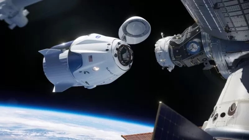NAVE ALIENÍGENA: Vídeo mostra OVNI próximo a estação espacial; assista!