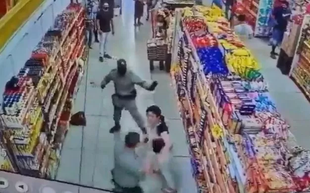 TAVA LOUCA: Mulher armada se recusa a usar máscara e morde policial em supermercado