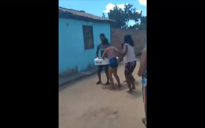 VÍDEO: Velório de criança é interrompido na Bahia após pastor afirmar que ela estava viva