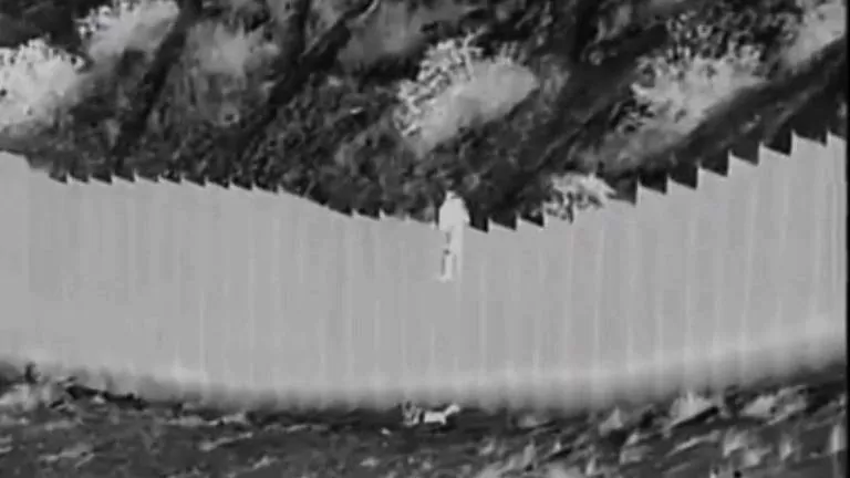ASSISTA O VÍDEO: Contrabandistas atiram crianças por muro de 4 metros