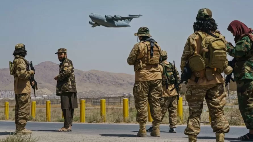 AFEGANISTÃO: Talibãs comemoram controle total do país