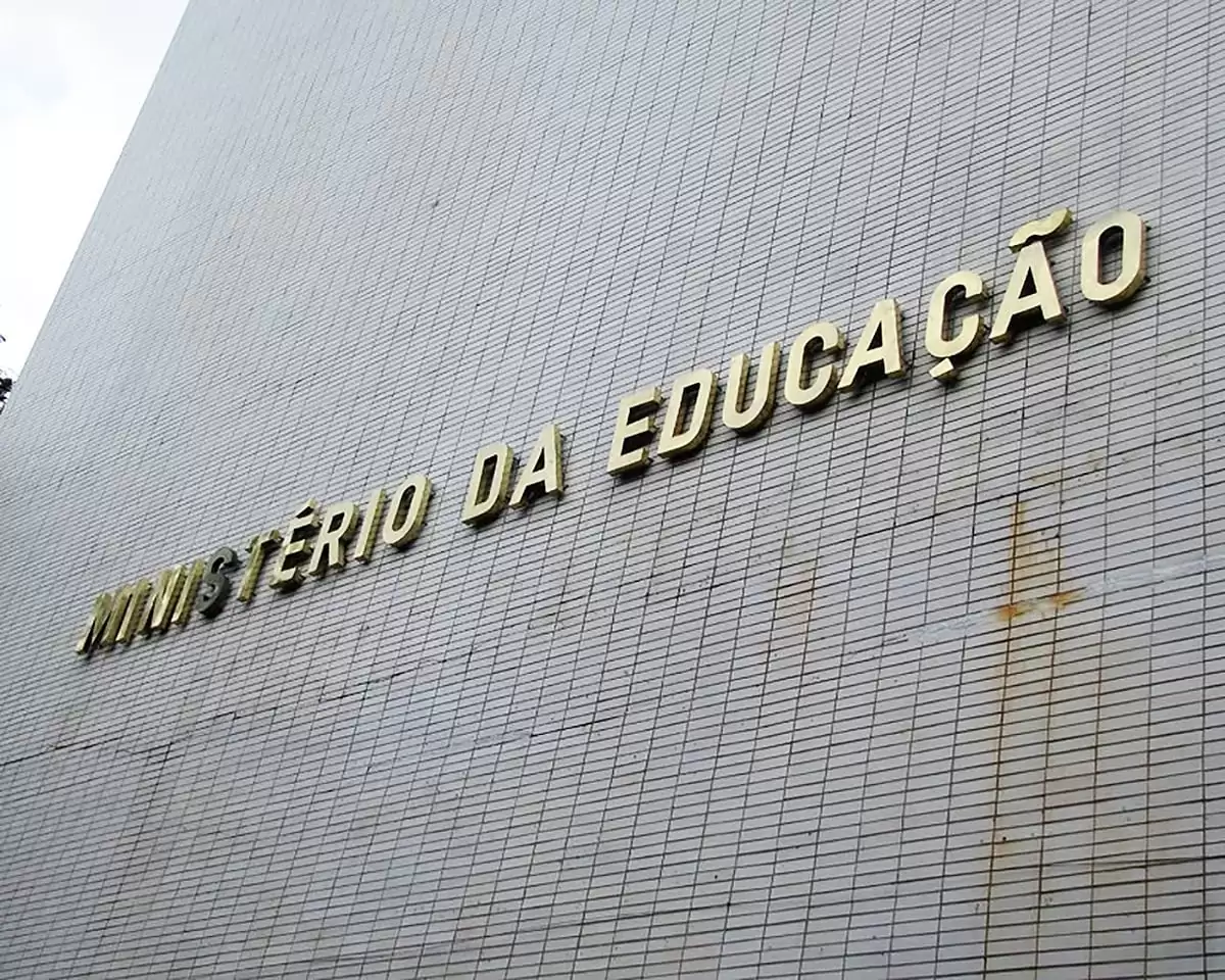 Ministério da Educação (MEC) oferece R$ 900 em bolsas de estudo para estudantes; Mais informações