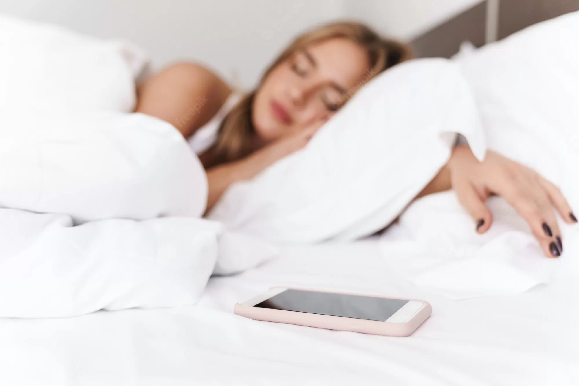 CUIDADO: Dormir com celular no travesseiro pode causar tragédia