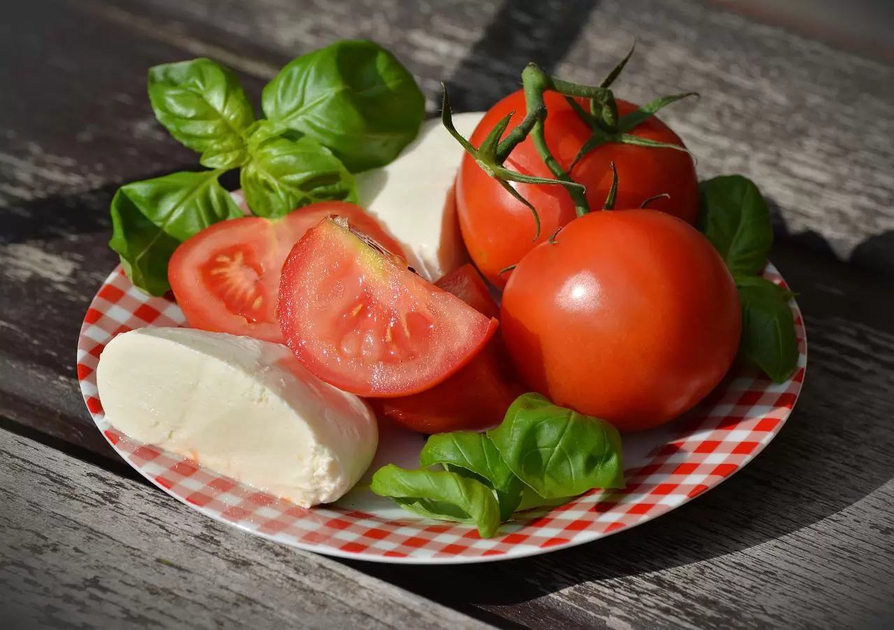 Consumir tomates cozidos ou crus? Saiba a melhor forma de consumir o legume