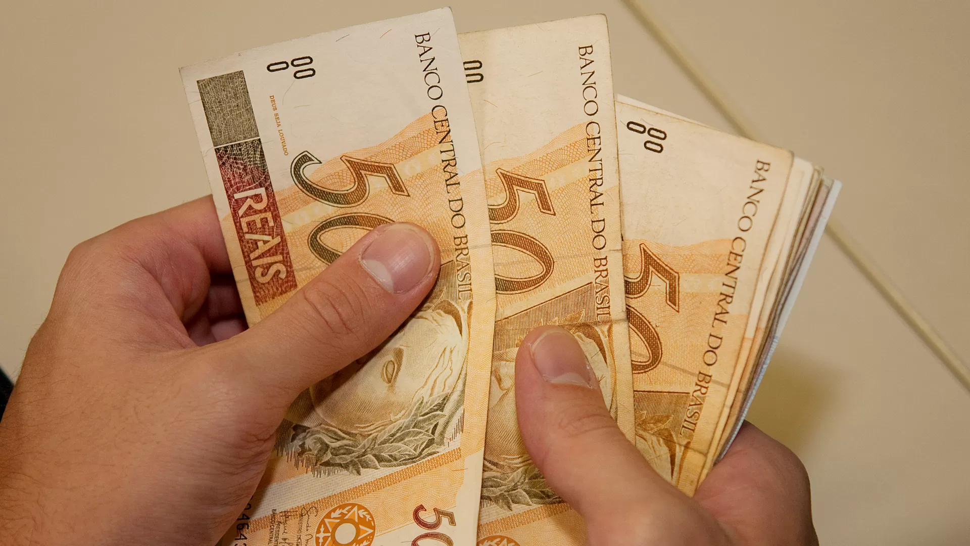 JATOBÁ: Prefeitura injeta mais de R$ 700 MIL REAIS na economia com pagamento da 1ª parcela do 13º salário