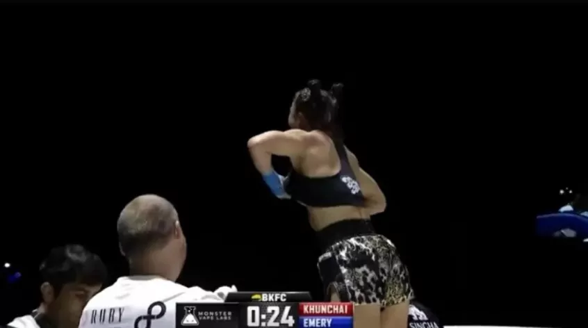 [Vídeo]: Lutadora de MMA vence duelo, se empolga e mostra os seios para a torcida