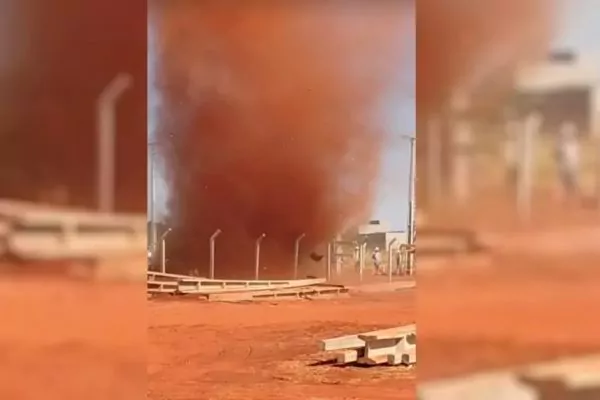 [ VÍDEO] Trabalhadores fogem de redemoinho de poeira gigante em GO