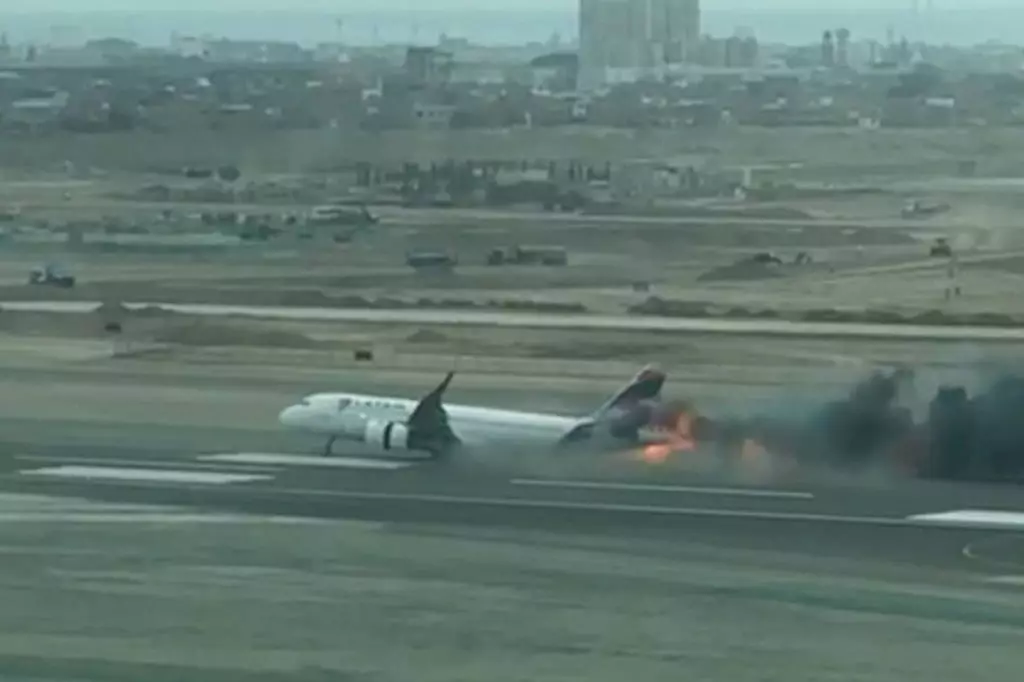 [VÍDEO]: Avião prestes a decolar bate em caminhão e pega fogo em aeroporto no Peru