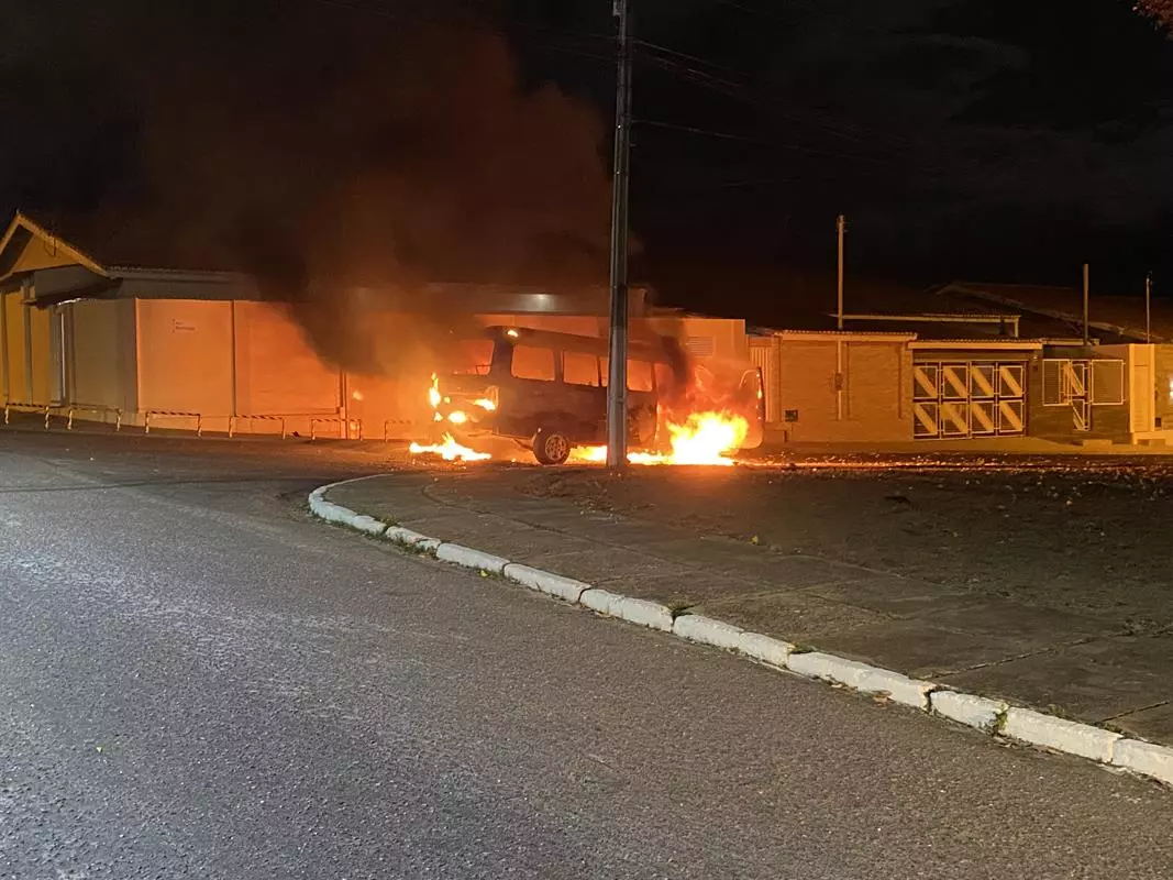 JATOBÁ: Veículo Topic pega fogo próximo a Igreja Católica em Itaparica; VÍDEO