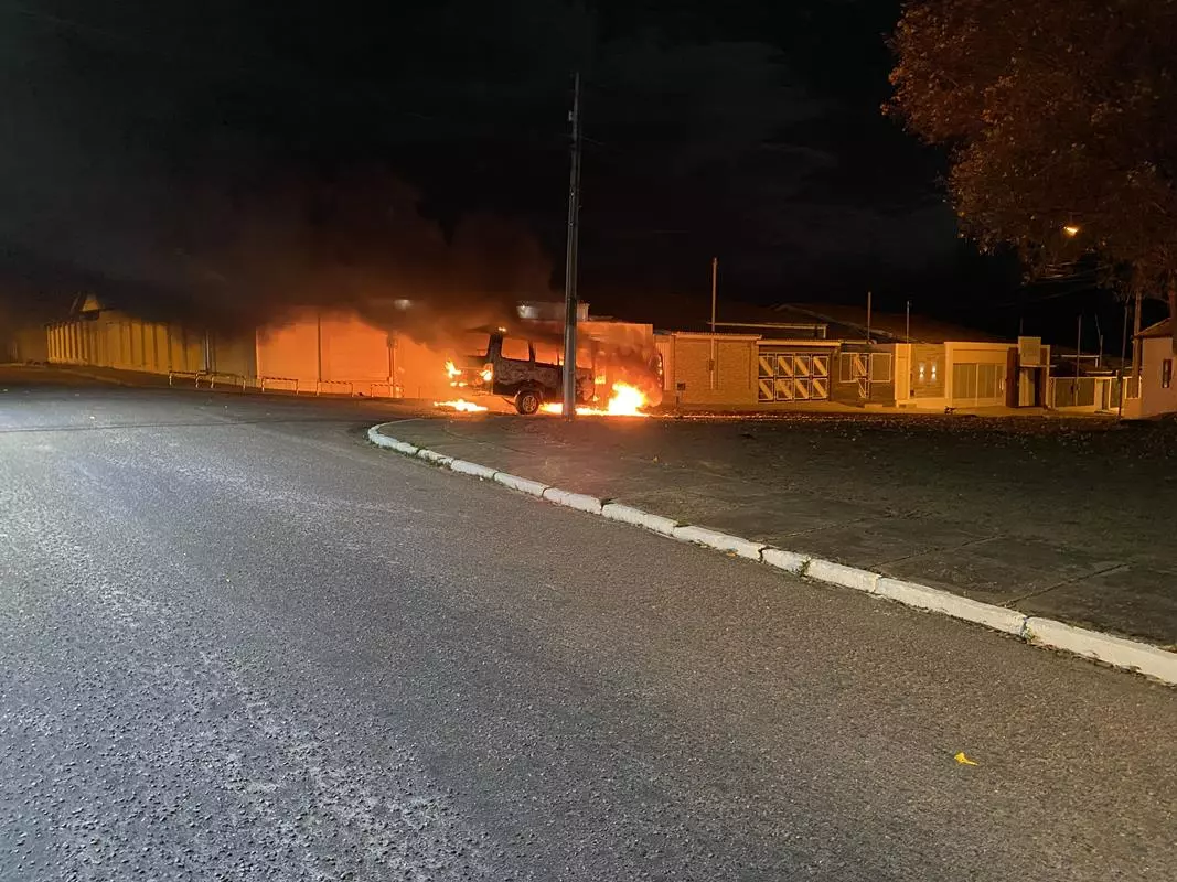 JATOBÁ: Veículo Topic pega fogo próximo a Igreja Católica em Itaparica; VÍDEO