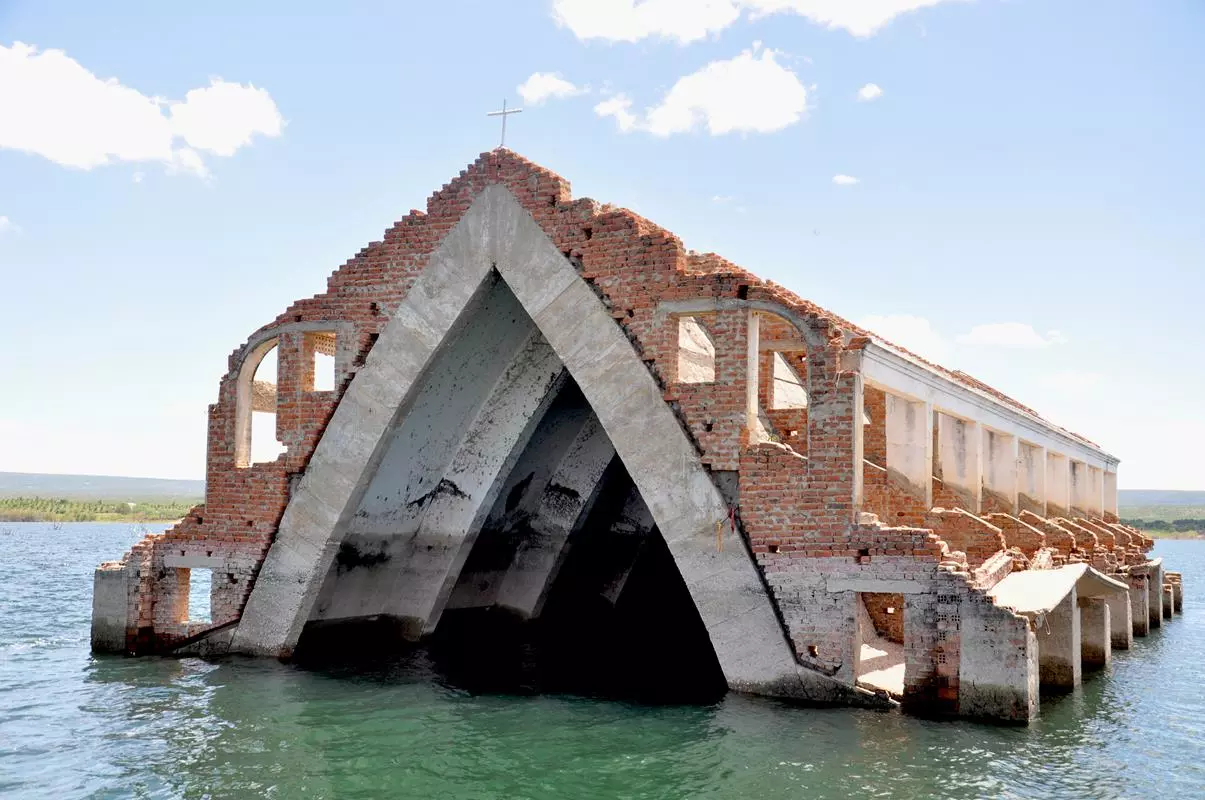 PETROLÂNDIA: Igreja Submersa recebe “BOIAS” delimitando o acesso de embarcações