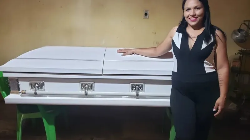 Ex-funcionária de funerária recebe caixão em indenização trabalhista após acordo