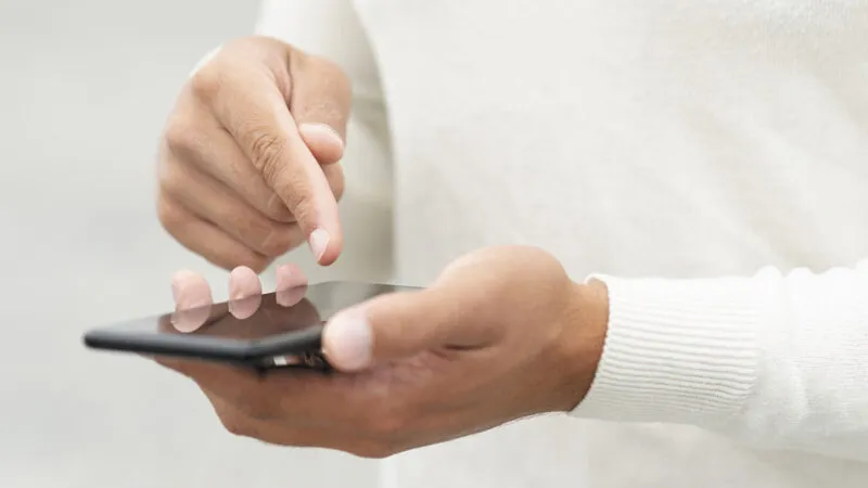 Empresa quer pagar R$ 50 mil para quem conseguir ficar 1 mês sem mexer no celular: você topa?