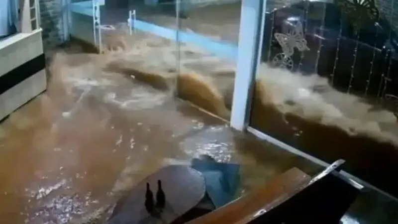 Casa é inundada em poucos minutos durante enchentes no RS; VÍDEO